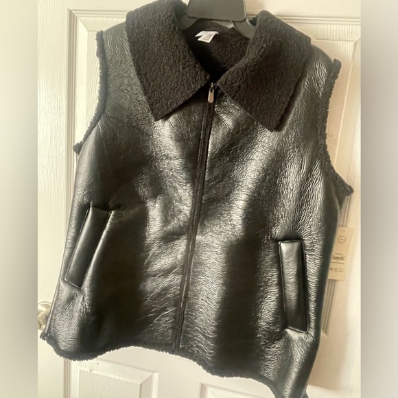 Women’s Faux Fur Vest. NWT! - Picture 2 of 4